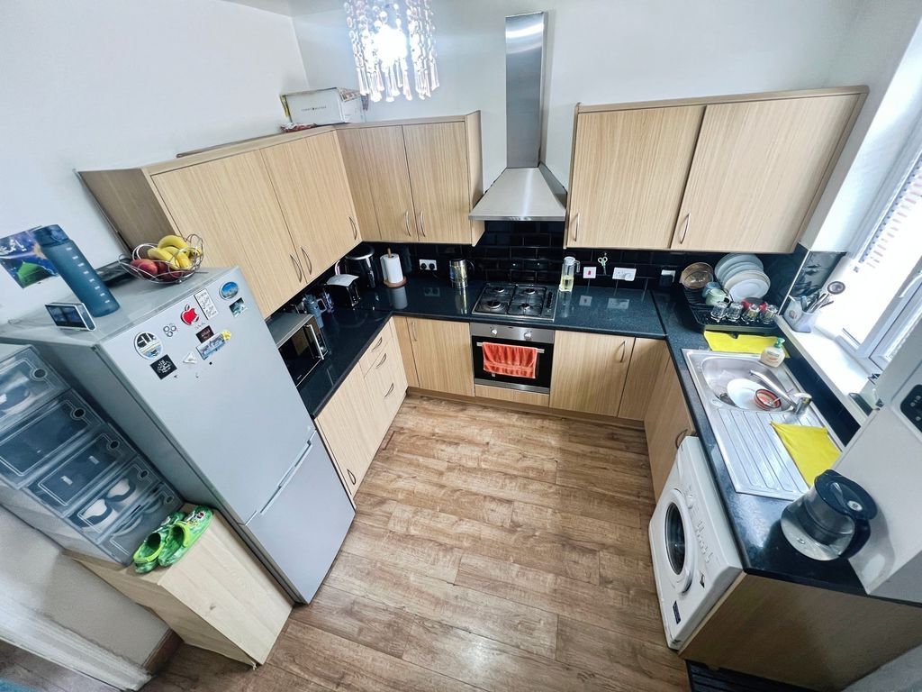 Property photo 3 of 10 Kitchen