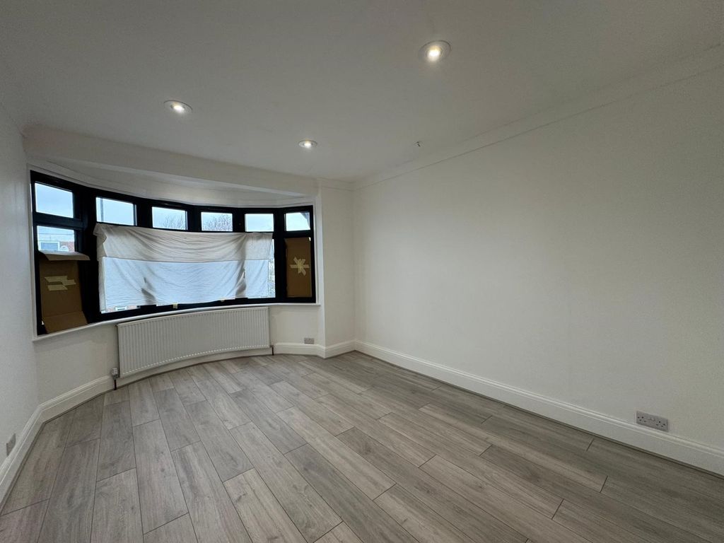 Property photo 1 of 11 Picture3