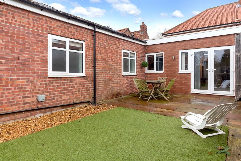 Property photo 3 of 11 548B - Garden1