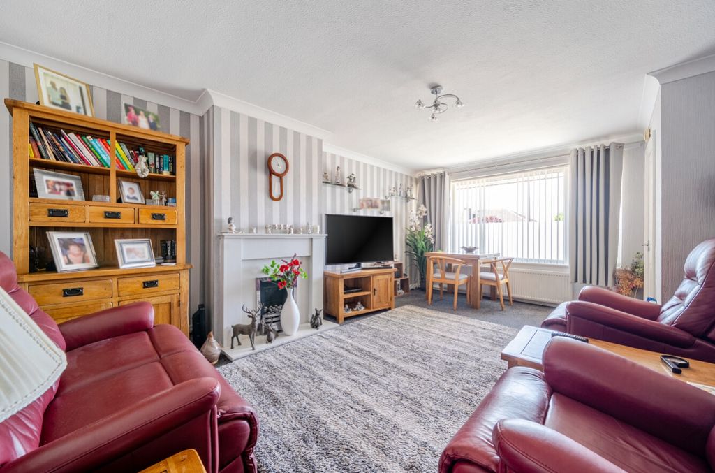 Property photo 3 of 21 32-6A79Af5268315-1503819-19Feb47B6B831-033-32