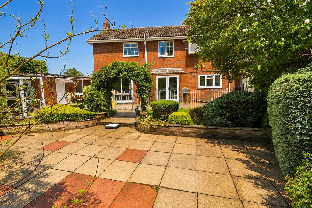 Property photo 2 of 19 Externally