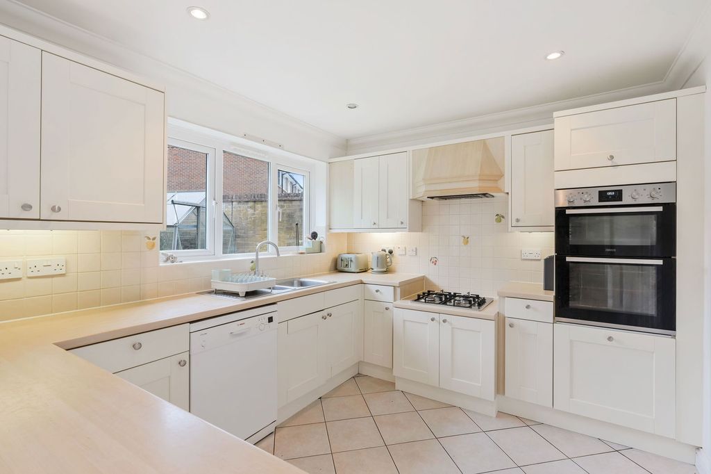 Additional image 4 of 4 bed detached house for saleLincolns Mead, Lingfield RH7