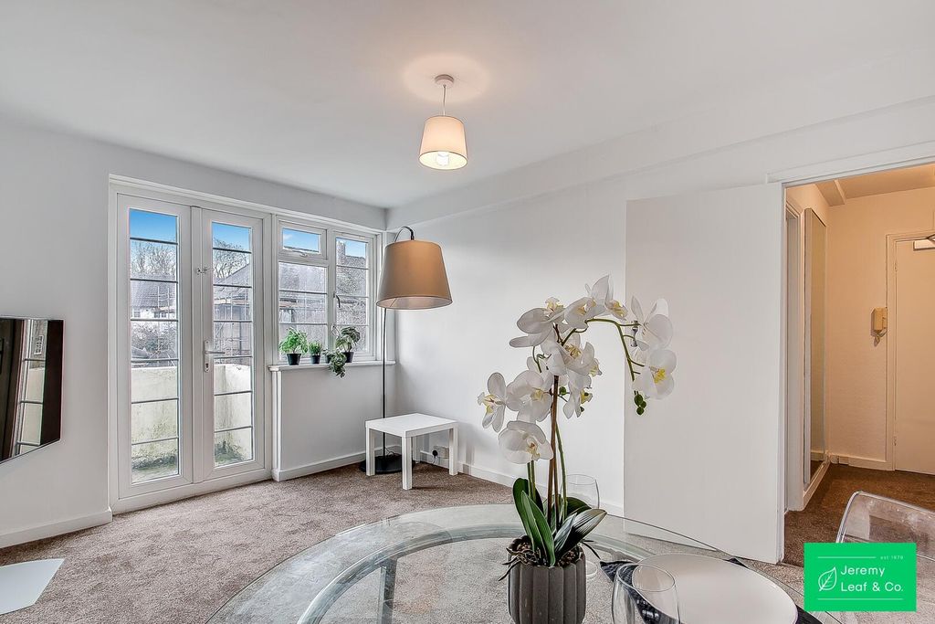 Property photo 2 of 10 Living Room