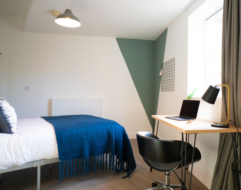 Property photo 3 of 8 A Bright And Stylish Double Bedroom Featuring A Co...