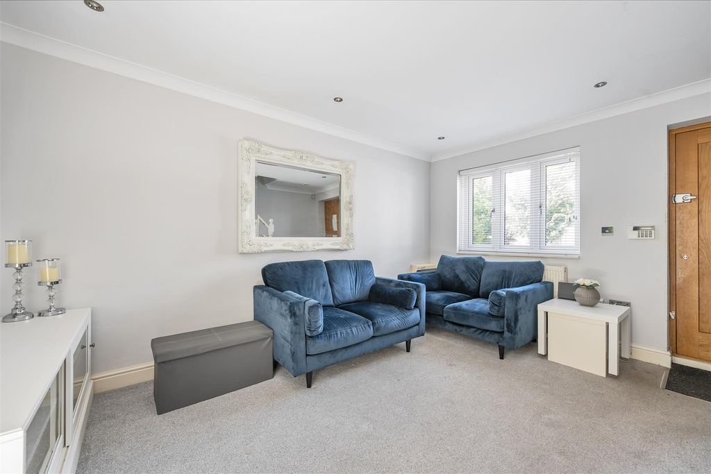 Property photo 3 of 16 Kings Head Hill, E4