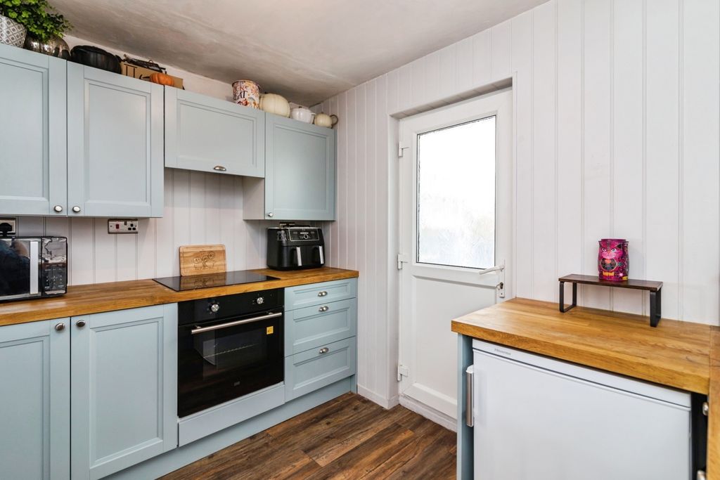 Property photo 2 of 17 Kitchen