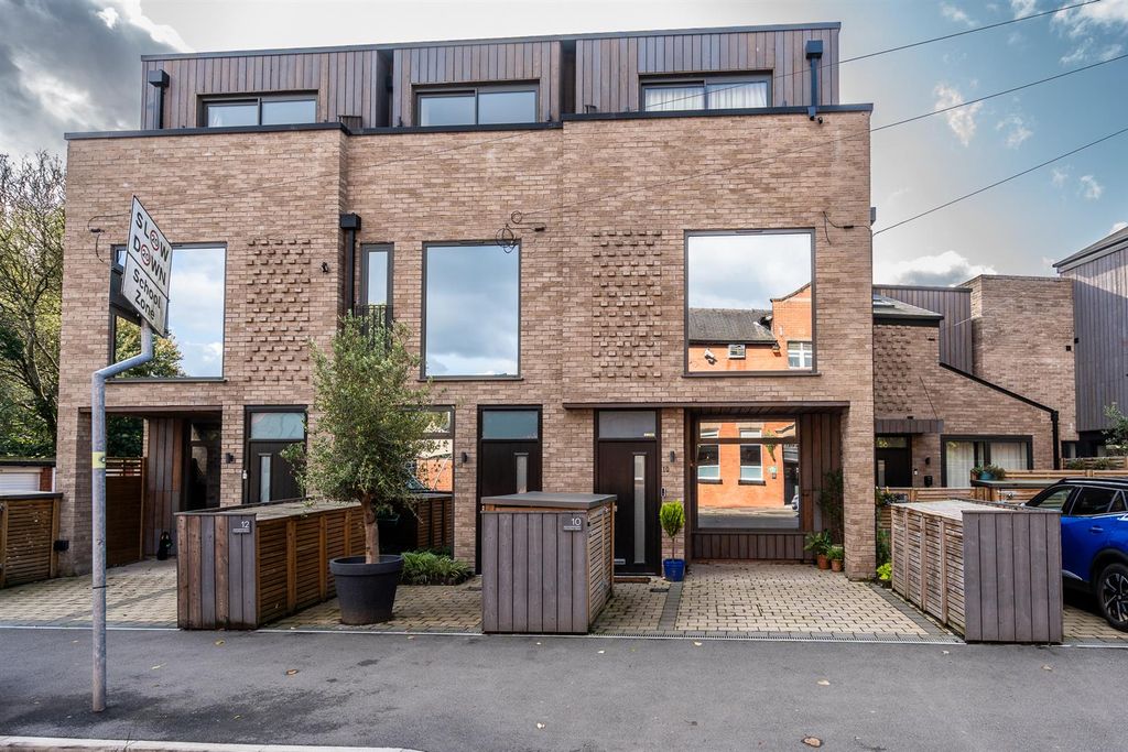 Property photo 1 of 32