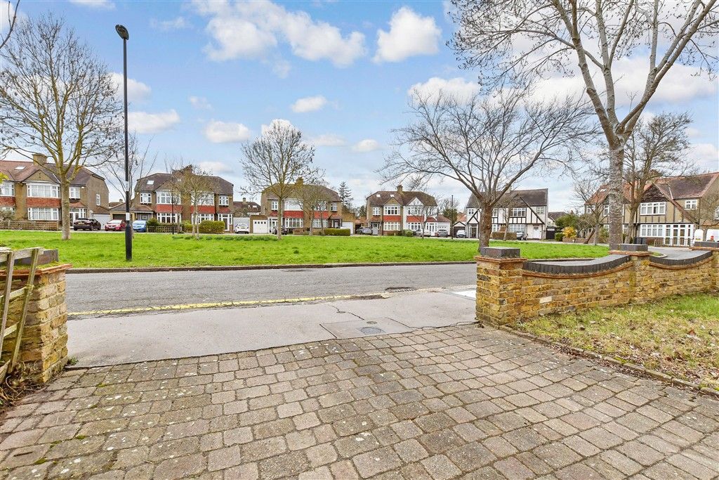 Property photo 2 of 13 Driveway/Parking