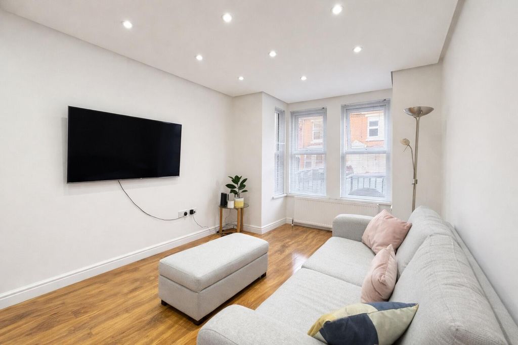 Property photo 3 of 21 Lounge