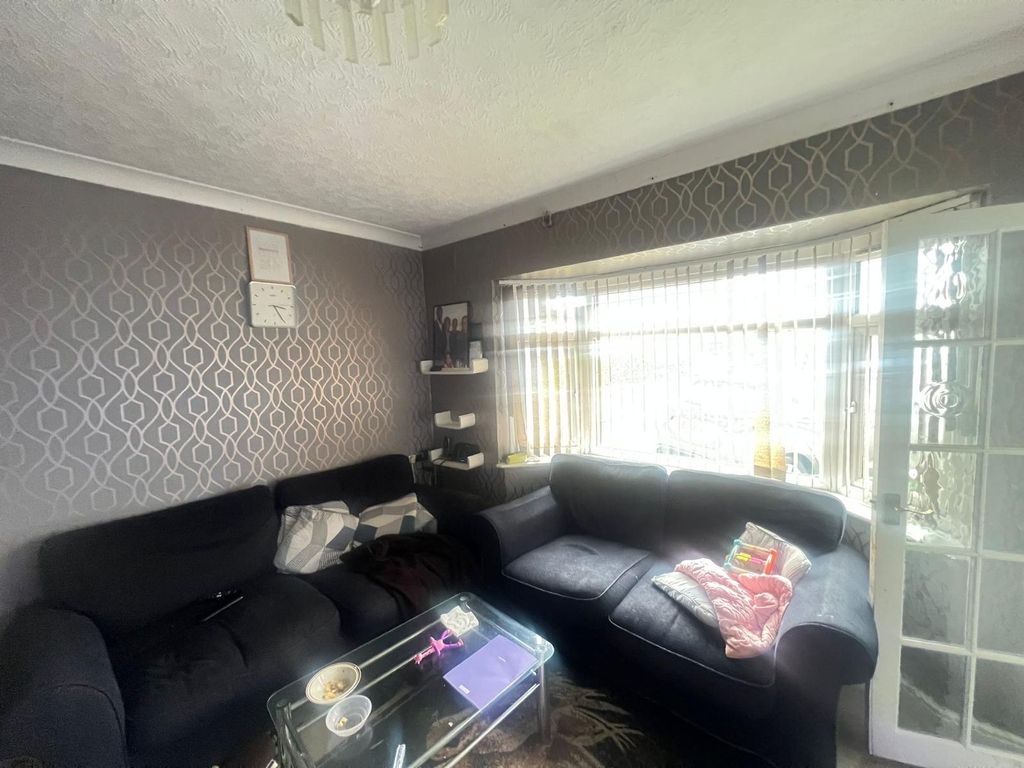 Property photo 2 of 8 2Fb2dc83-339c-44Ae-83F2-78E32Aab7717