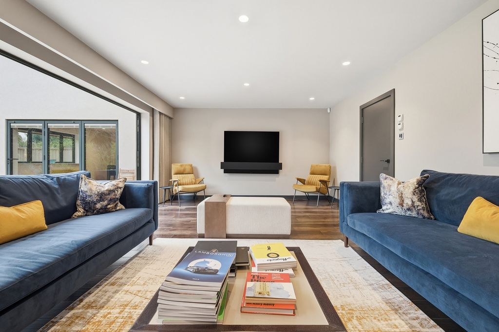 Property photo 3 of 32