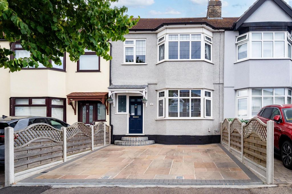 Property photo 1 of 25 A Beautiful 3 Bedroom Terraced House For Sale Situated Close To Hornchurch Town Centre An Also Offering Good Access To Romford Which Benefits From The Elizabeth Line Rail Link