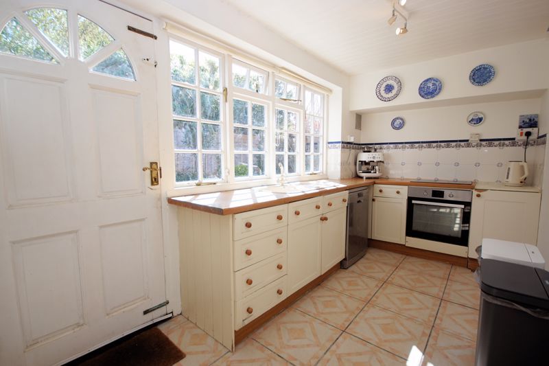 Property photo 3 of 12 Kitchen