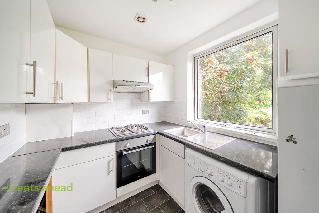 Property photo 2 of 12 ee5ee736-13De-4De...