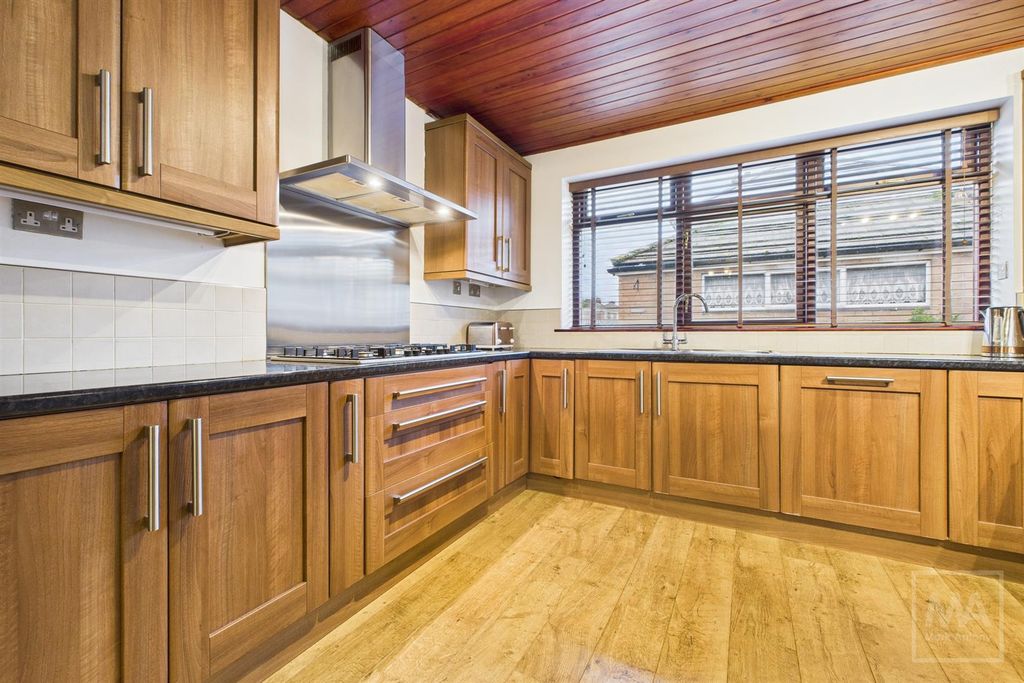 Property photo 3 of 17 Kitchen