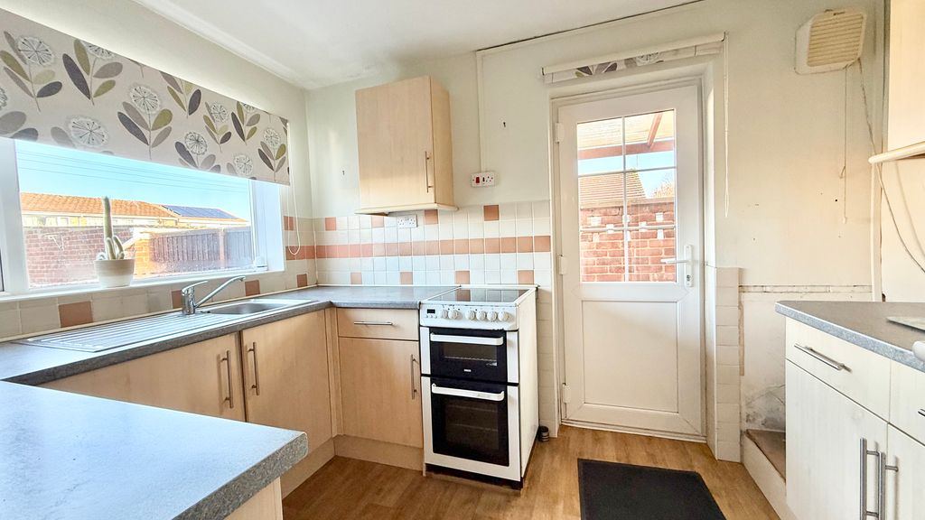 Property photo 3 of 11 Kitchen