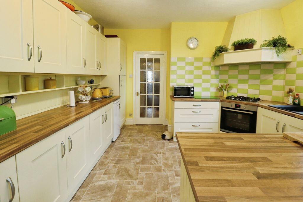Property photo 3 of 28