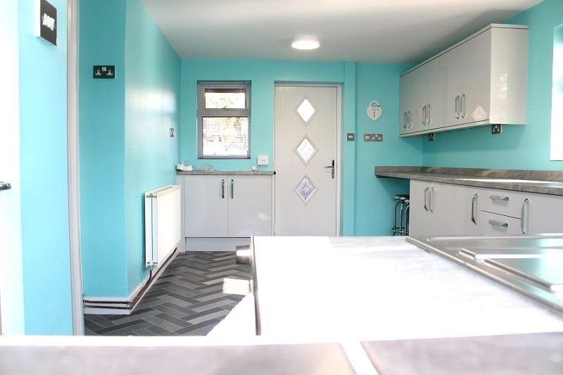 Property photo 3 of 17 Fitted Kitchen Picture 3