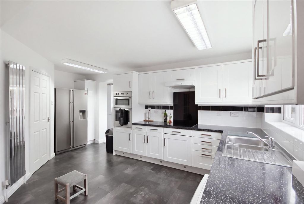 Property photo 2 of 27 Superb Kitchen/Diner