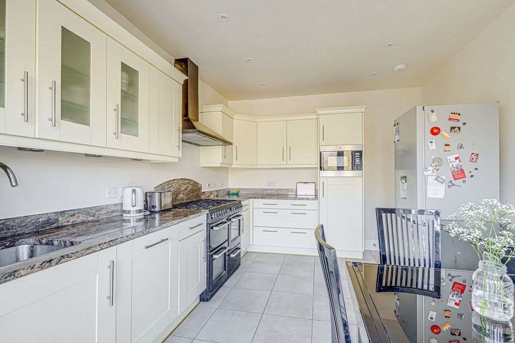 Property photo 2 of 25