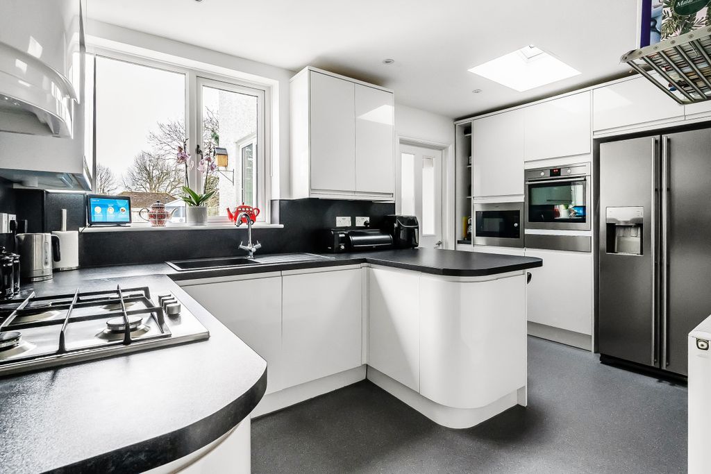 Property photo 2 of 32 19-Cleeve-Road-12