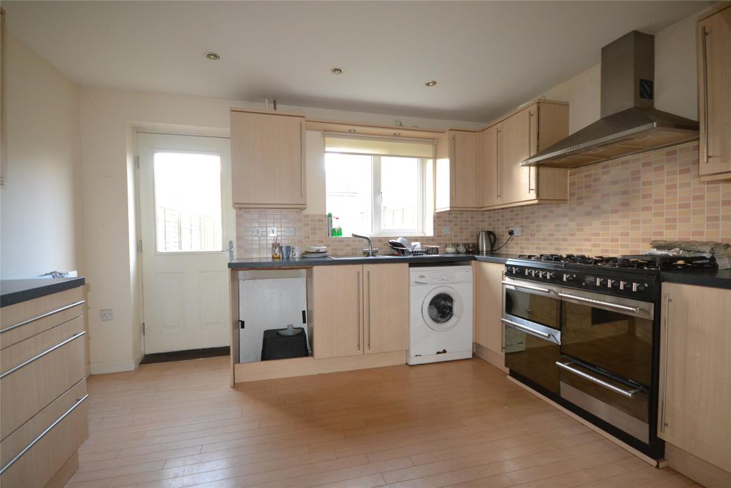 Property photo 2 of 10 Kitchen
