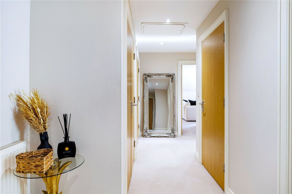 Property photo 3 of 16 Entrance Hall