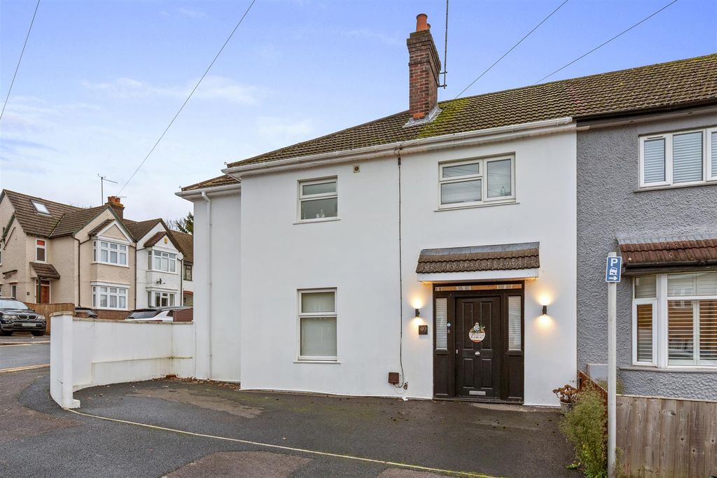 Property photo 1 of 15 40 Rosebery Ave, Hp13 7Al-2.Jpg