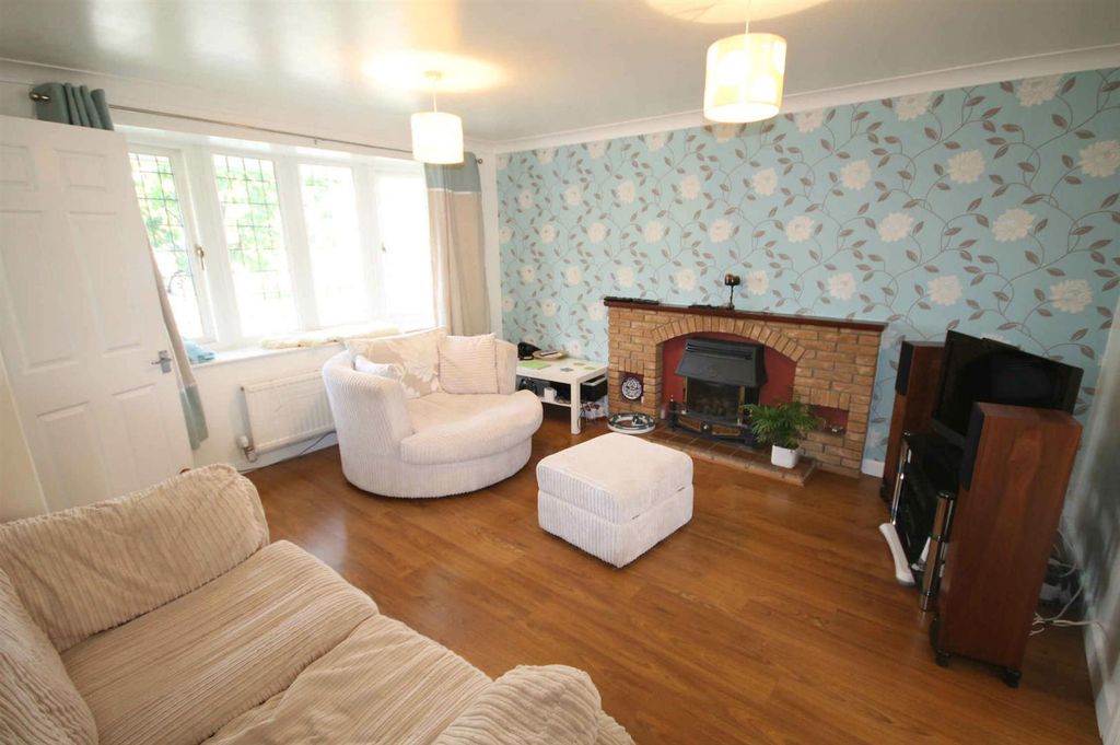 Property photo 2 of 9 Lounge