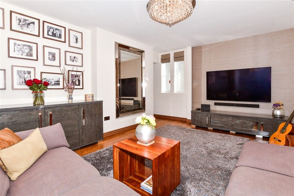 Property photo 3 of 10 Lounge