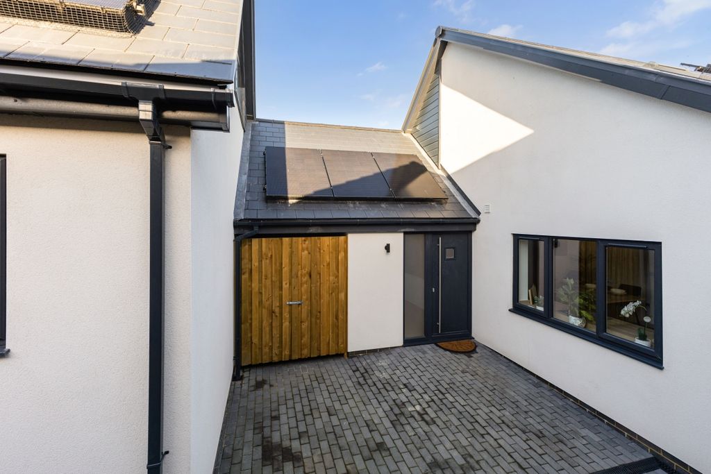 Property photo 1 of 16 101702_101c-Upper...