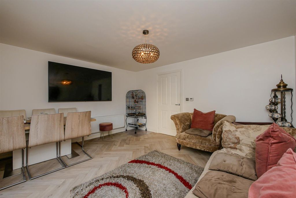 Property photo 2 of 12 Lounge