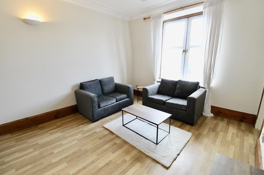Property photo 3 of 8 Lounge 2