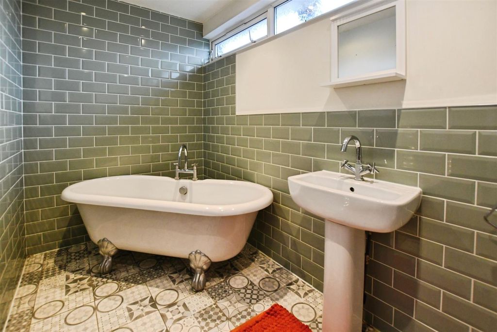 Property photo 2 of 17 Bathroom