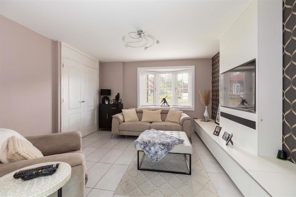 Property photo 3 of 17 35 Dunster Gardens-7.Jpg