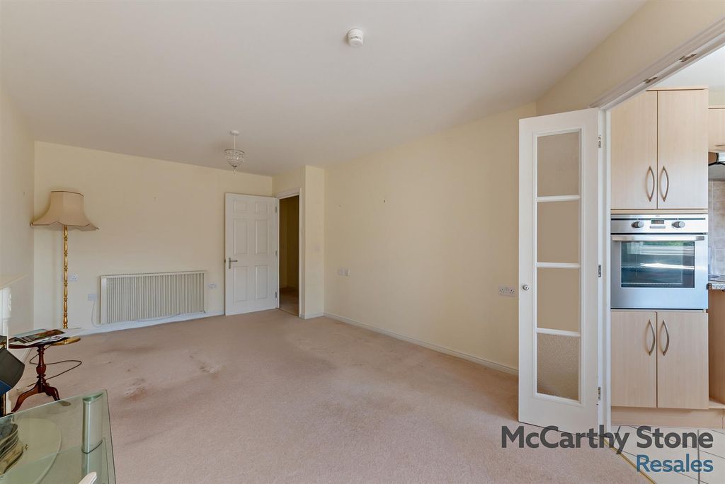 Property photo 3 of 13 8649318-Interior05-800.Jpg