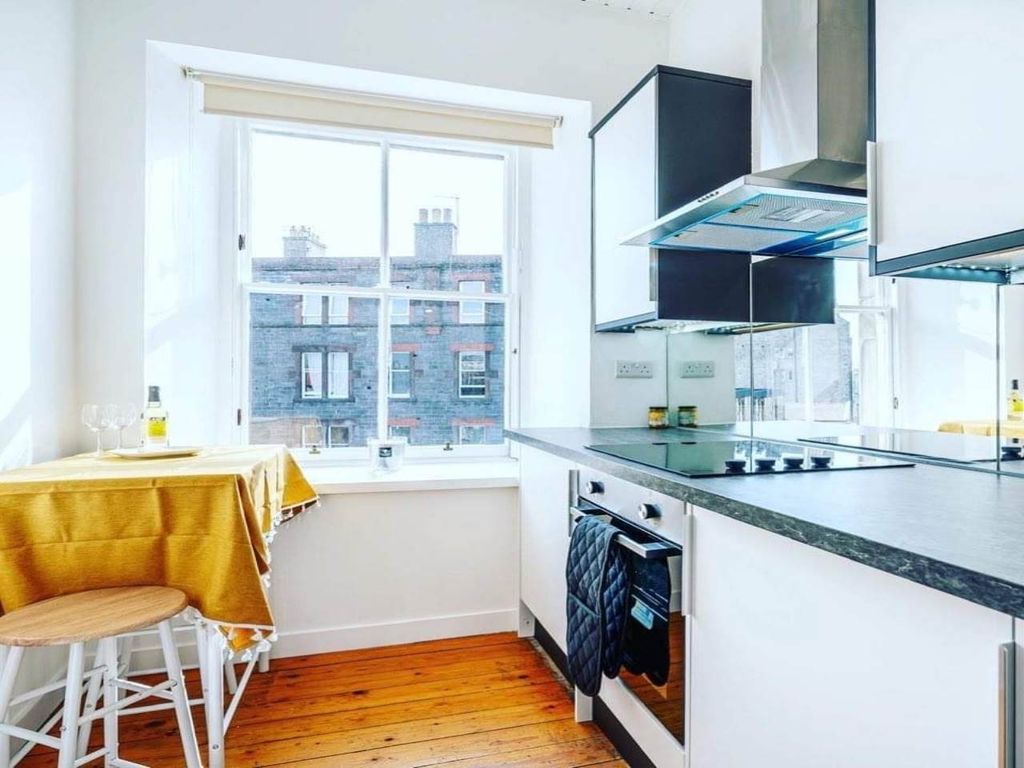 Property photo 2 of 6 Kitchen 02