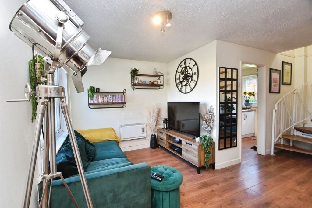 Property photo 3 of 15 Pbox-Living_Room-335382.Jpg