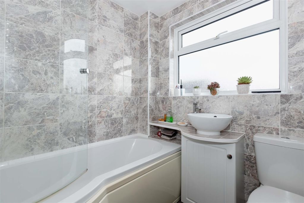 Property photo 3 of 19 Edmonton Rd_4.Jpg