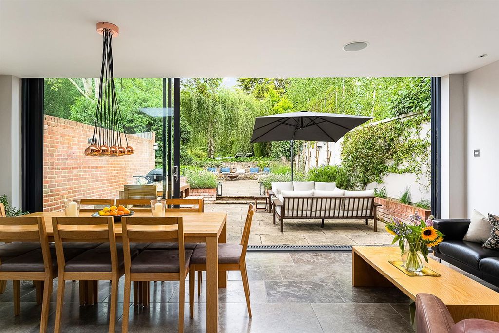 Property photo 3 of 35 Open Plan Out To Garden Terrace