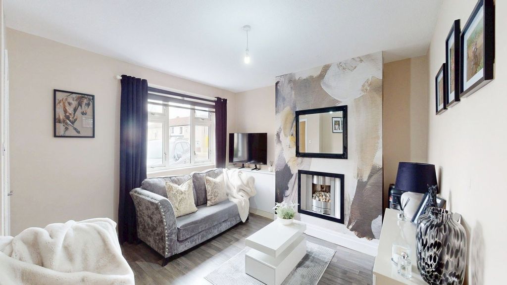 Property photo 2 of 20 Lounge