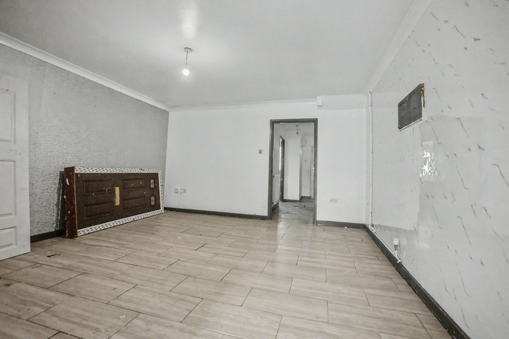 Property photo 3 of 21 62 Lapwing Close, Minster-On-Sea, Kent, Me12 3Rb