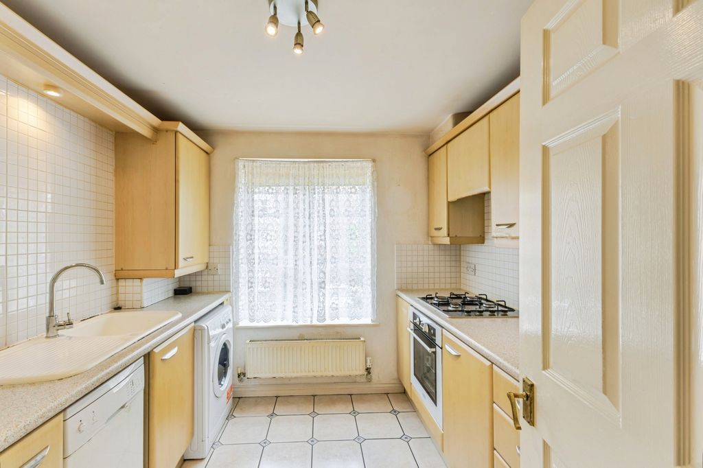 Property photo 3 of 10 Kitchen