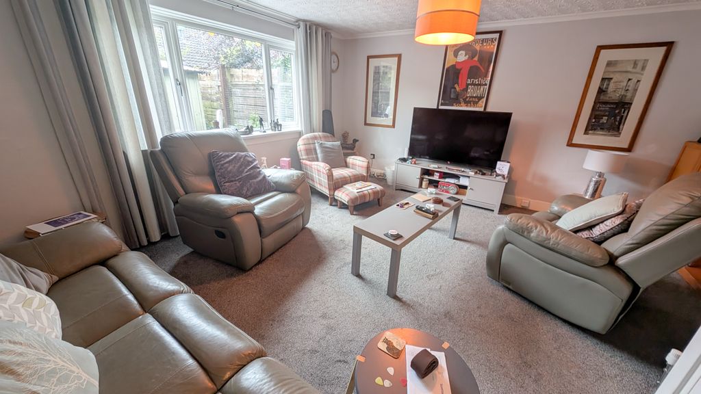 Property photo 3 of 15 Lounge