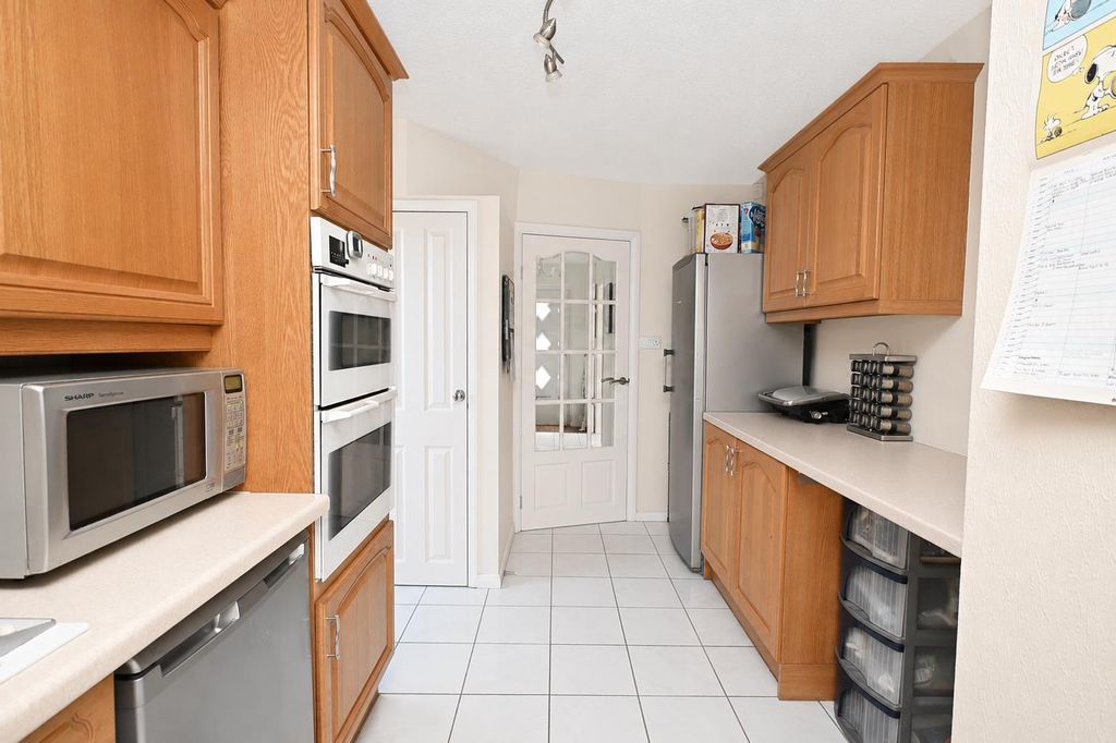 Property photo 3 of 18 Kitchen