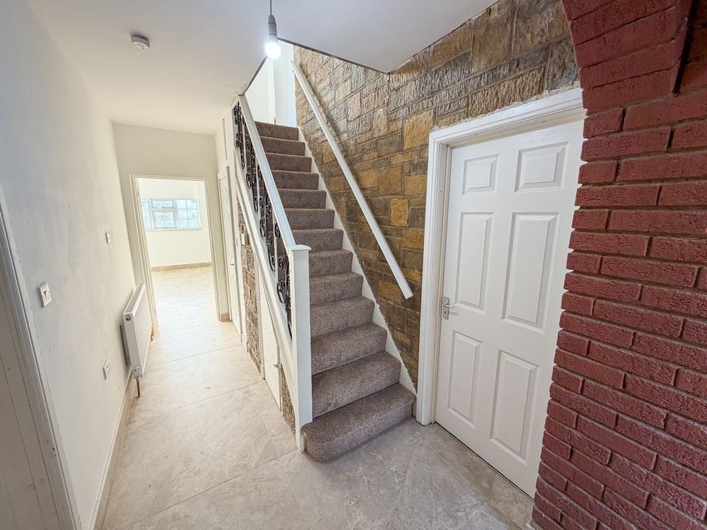 Property photo 2 of 20 Entrance Hall