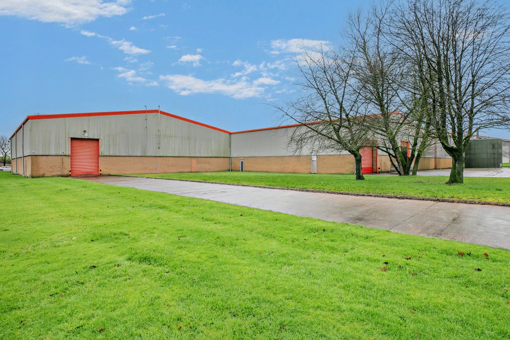 Property photo 3 of 9 8672843-Exterior11-800