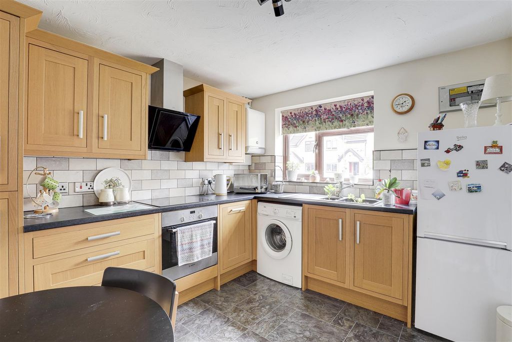 Property photo 2 of 15 4702.Jpg