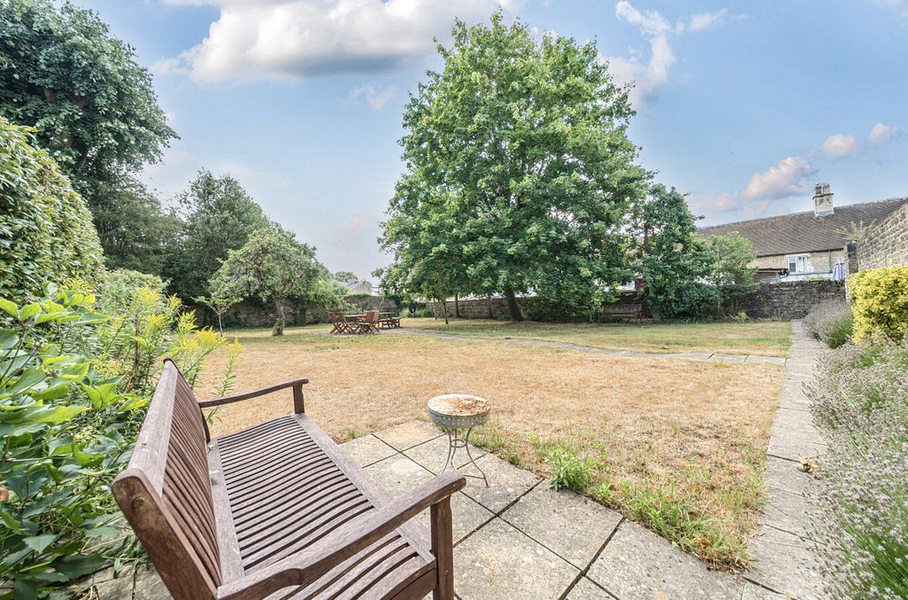 Property photo 2 of 18 Communal Garden