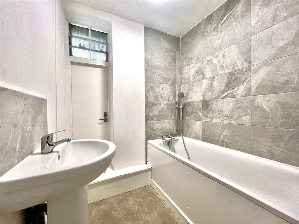 Property photo 3 of 6 Family Bathroom